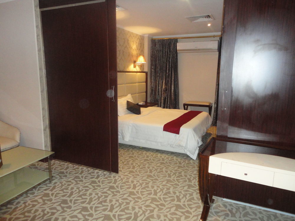 Imperial Suites Hotel Manama Exterior photo